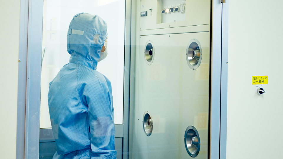 クリーンルームに汚れを持ち込まないために、全身に清浄な空気を吹き付けて塵埃を落とすエアシャワー