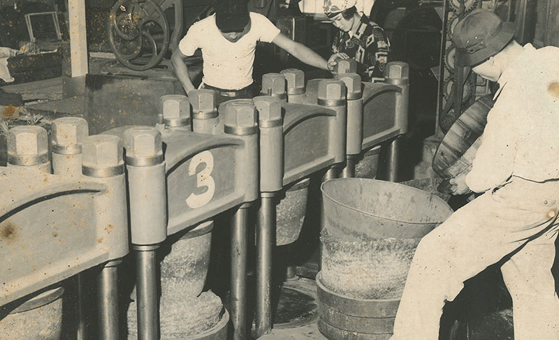 圧搾機で油を搾る